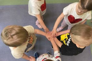 Dzieci realizują zadania projektowe.