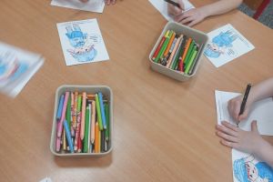 Przedszkolaki kolorują kartę pracy z realizacji projektu.