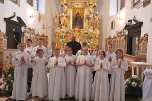 Dzieci Pierwszokomunijne po Mszy Świętej w Kodniu.