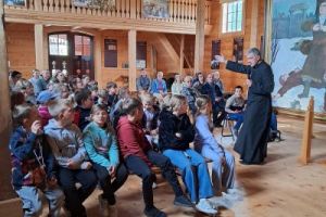 Dzieci poznają historię Męczenników Podlaskich.