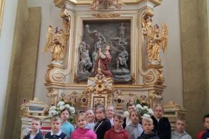 Dzieci poznają wnętrze Bazyliki Mniejszej w Kodniu.
