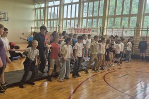 Uczniowie starszych klas szkoły podstawowej biorą aktywny udział w przedstawieniu.