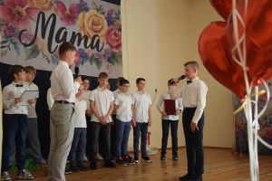 Uczniowie odgrywają scenkę dla mamy.