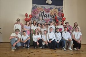 Uczniowie klasy piątej wraz z mamami we wspólnym zdjęciu.