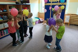 Dzieci podrzucają balony.
