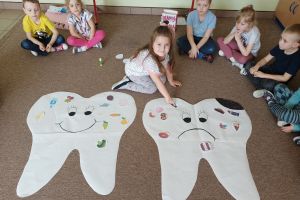 Dzieci określają zdrowe produkty dla zębów.