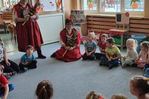 Dzieci słuchają tradycji wielkanocnych.