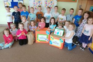 Przedszkolaki pakują dary dla dzieci z Ukrainy.