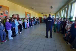 Policjant przypomina o bezpieczeństwie w ruchu drogowym.