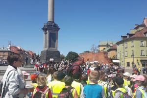 Uczniowie spacerują po Warszawie.