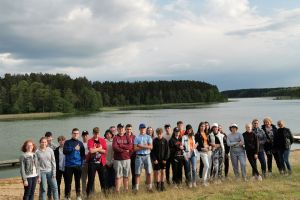 Uczniowie oglądają okolice Jeziora Nidzkiego.