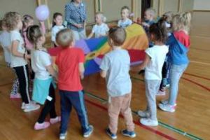 Dzieci podrzucają baloniki.
