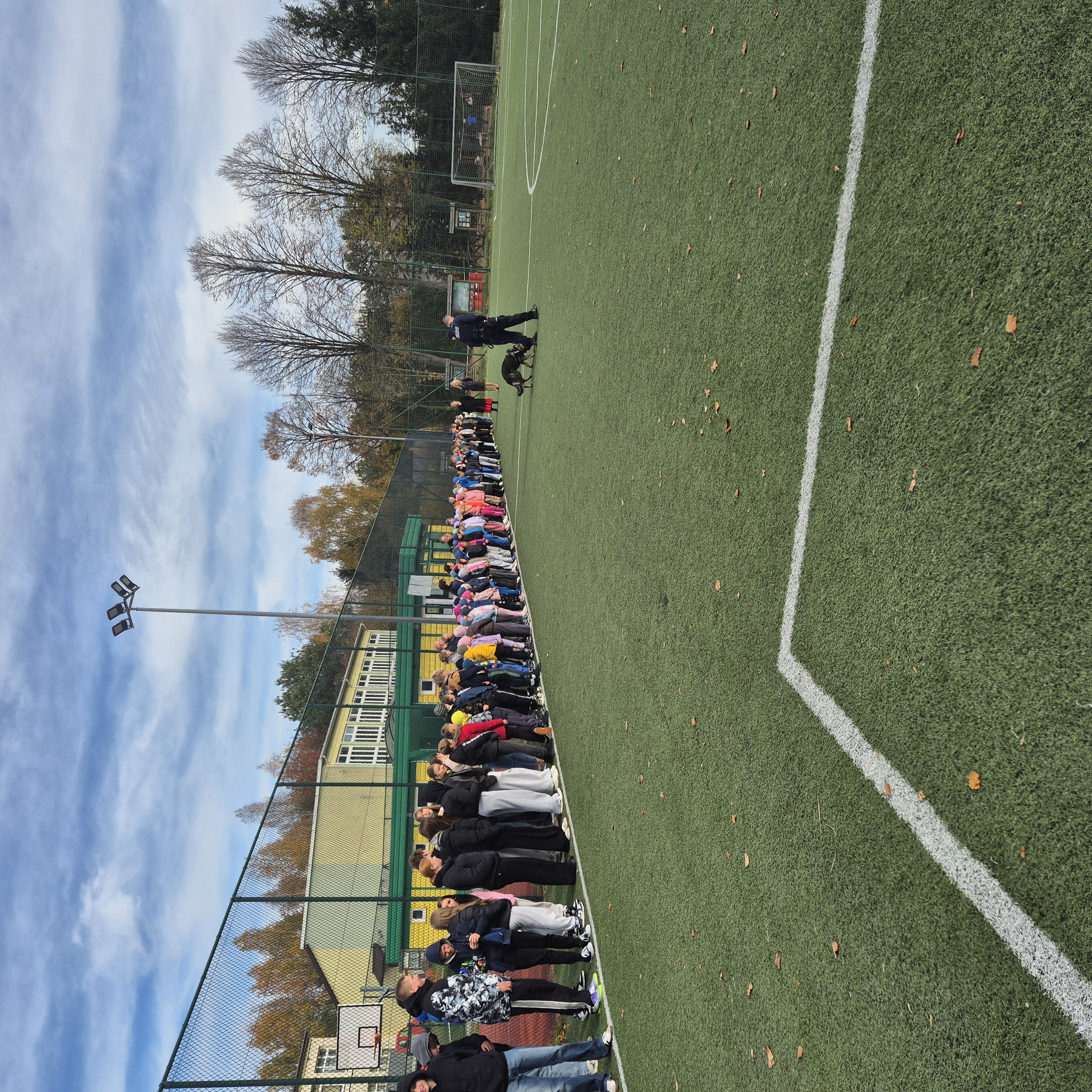 Spotkanie z policjantami i psem policyjnym.